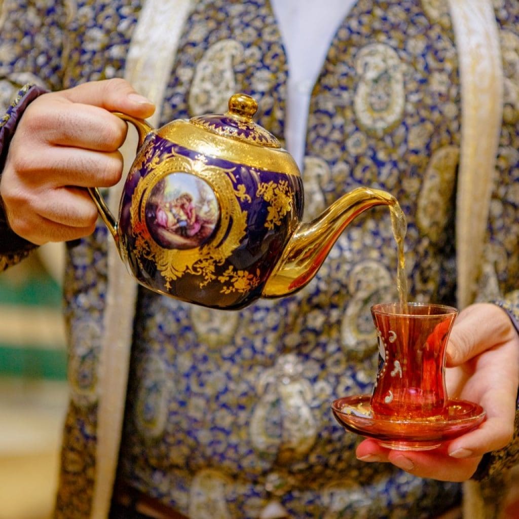 pouring tea Malek Soltan Jarchi Bashi